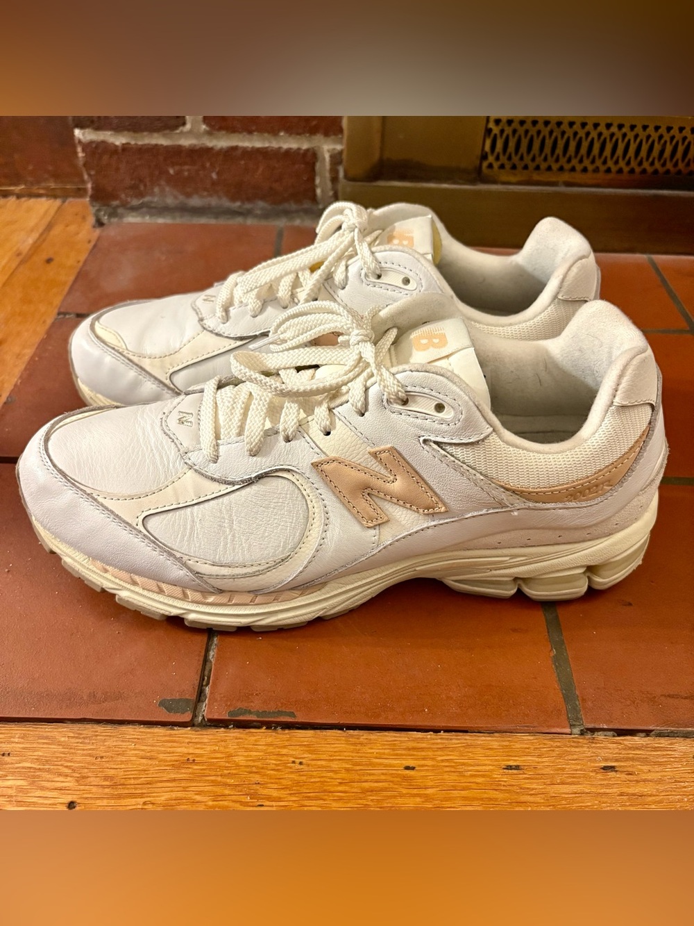 Great used condition!  Men’s New Balance 2002r in white & tan.  Size 10.5